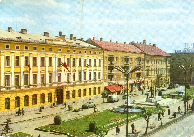 epulet06.jpg - 1965-től 1996-ig a Tiszaparti Gimnázium és Egészségügyi Szakközépiskola kollégiumaként szolgált a főtéri épület