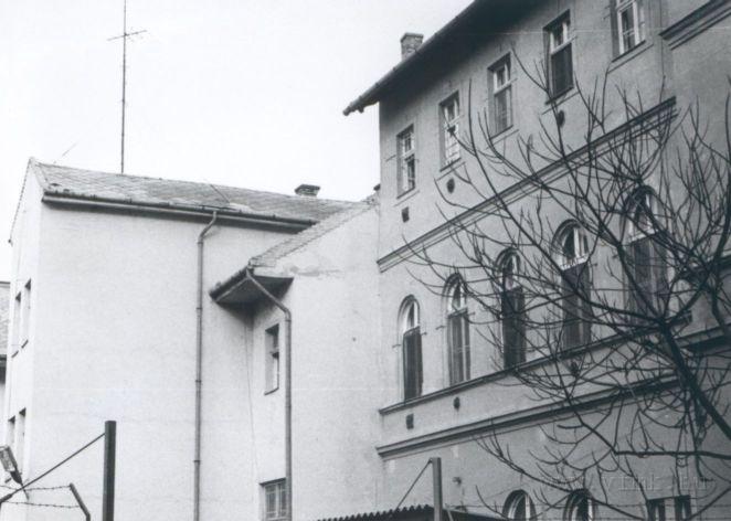 epulet10.jpg - A Tisza Antal (ma Tófenék) utcai épületszárny (1996)