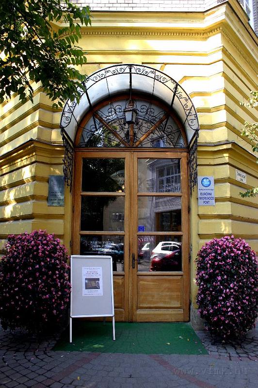 epulet13.jpg - Az épület új főbejárata a sarki falsíkra került