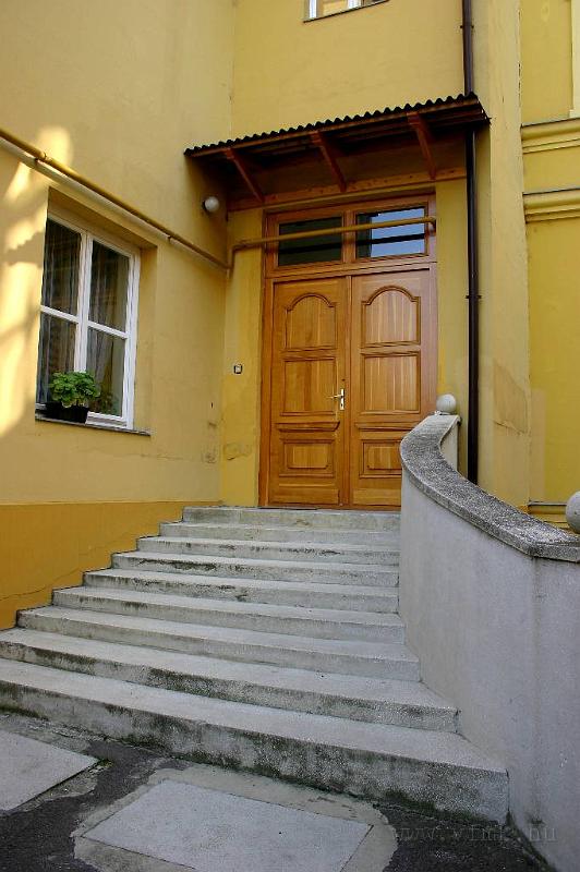 epulet14.jpg - A felújított Tisza Antal (ma Tófenék) utcai épületszárny udvari bejárata