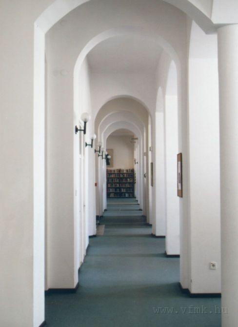 epulet16.jpg - Tágas boltíves belső tér