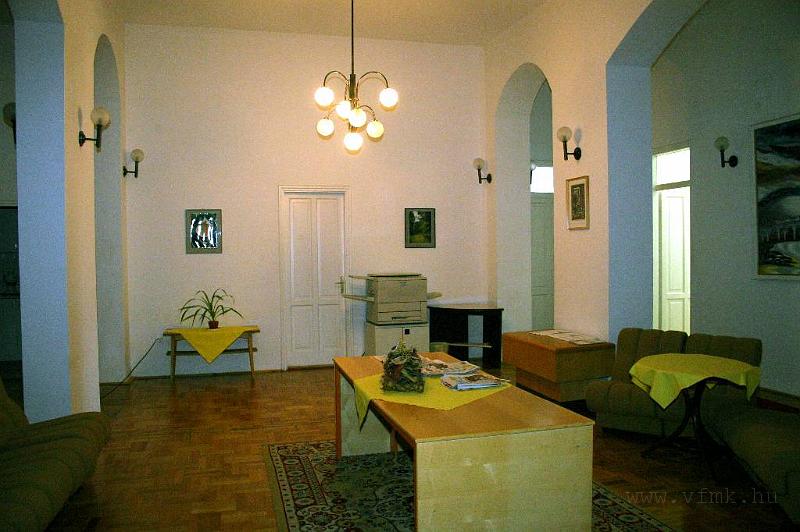 epulet17.jpg - A Tisza Antal utcai épületszárny volt az adóhivatali ház, majd a munkásőr parancsnokság székhelye. 1991-től pedig a gyermekkönyvtár és a zenei különgyűjtemény működését biztosította. Napjainkban az igazgatói irodának és a  titkárságnak ad otthont.