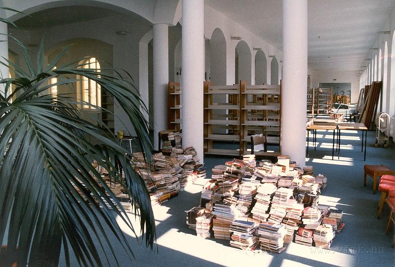 epulet18.jpg - A könyvek beköltöztek új otthonukba (1997)