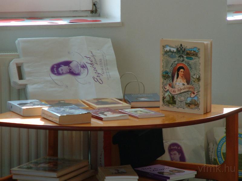 20090220_02.jpg - A szerző több könyvében is foglalkozik Erzsébet királynő életével.