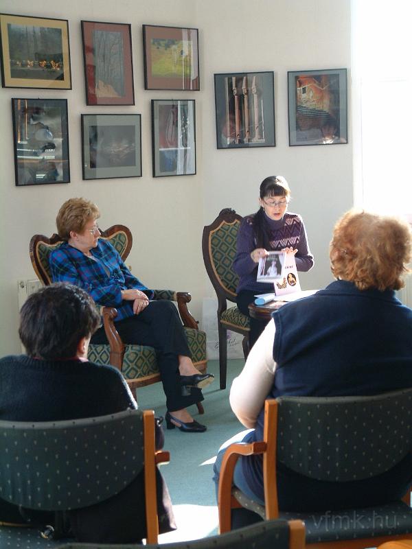 20090220_03.jpg - Író-olvasó találkozó. Szabó Margit újságíróval Tóth Andrásné beszélgetett.