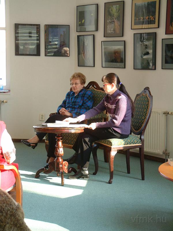 20090220_04.jpg - Író-olvasó találkozó. Szabó Margit újságíróval Tóth Andrásné beszélgetett.