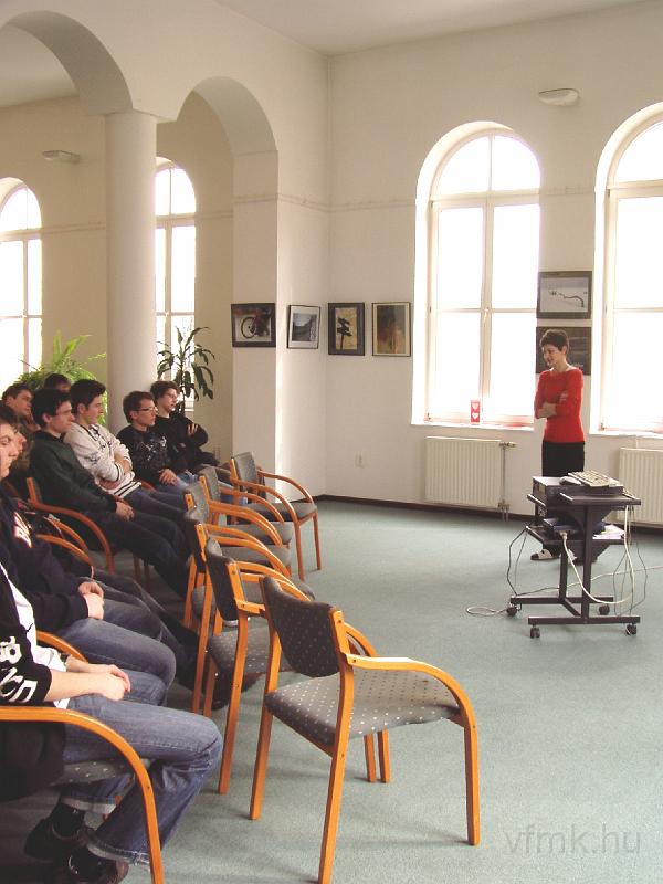 006.jpg - Jász-Nagykun-Szolnok megye 1848-49-es forradalom és szabadságharc idején című rendhagyó könyvtári óra a Művészeti Szalonban középiskolai csoportok részére.