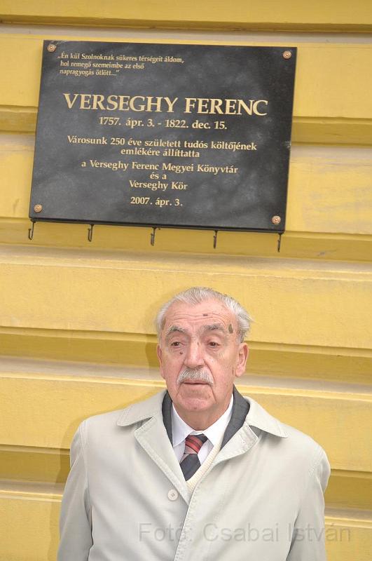 001.JPG - A Jász-Nagykun-Szolnok Megyei Könyvtár és Művelődési Intézet névadója Verseghy Ferenc szolnoki születésű, országosan ismert nyelvész és irodalmár emléktáblájának ünnepélyes koszorúzására került sor  2009. április 3-án. Szurmay Ernő, a könyvtár egykori igazgatója mondott ünnepi beszédet.