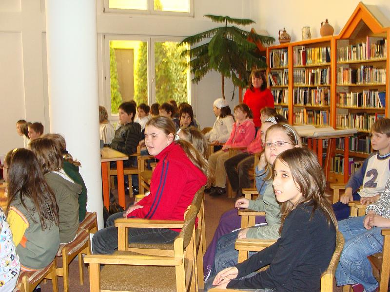 034_Kek_vonal_1.jpg - Biztonsági övvel az infosztrádán - filmvetítés a Gyermekkönyvtárban