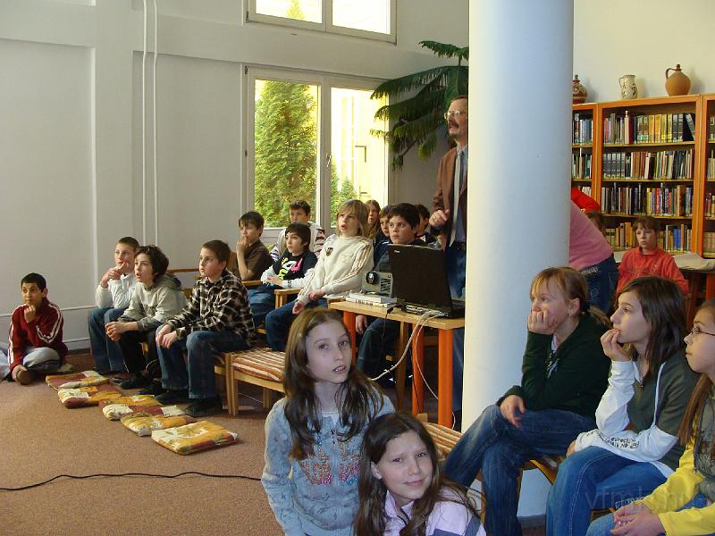 035_Kek_vonal_1.jpg - Biztonsági övvel az infosztrádán - a résztvevők