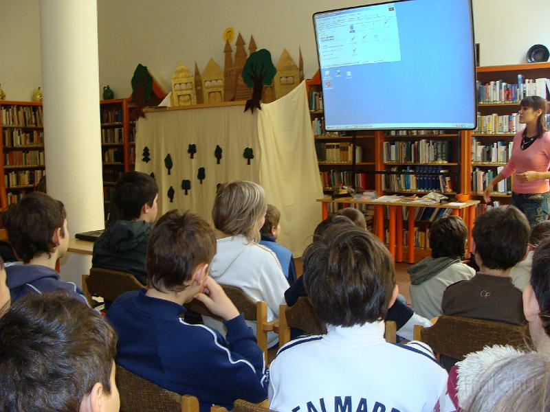 036_Kek_vonal_1.jpg - Biztonsági övvel az infosztrádán