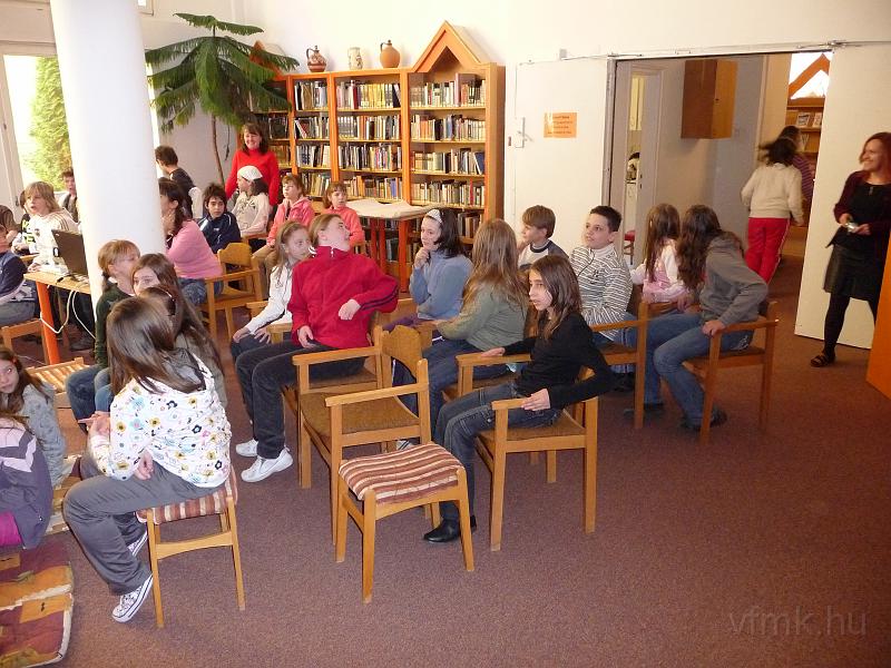 037_Kek_vonal_1.jpg - Biztonsági övvel az infosztrádán - Filmvetítésre várva