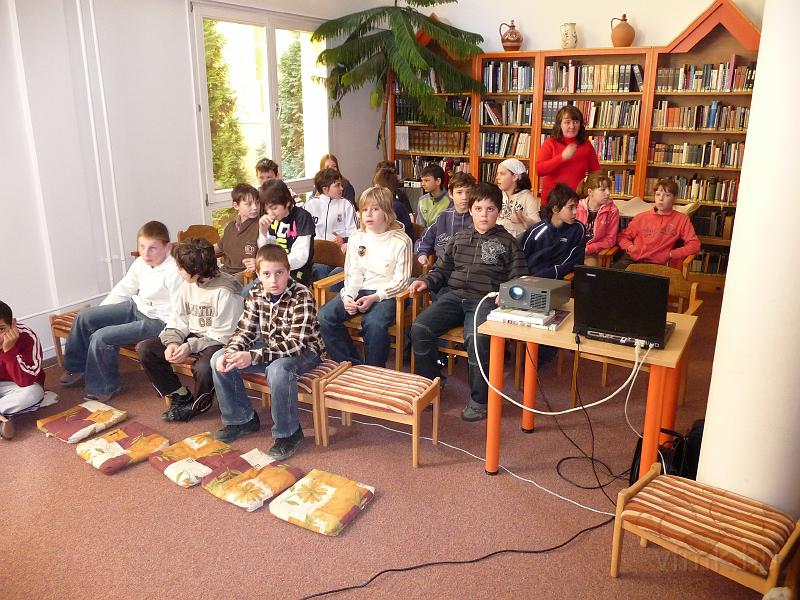 038a_Kek_vonal_1.jpg - Biztonsági övvel az infosztrádán - Filmvetítésre várva