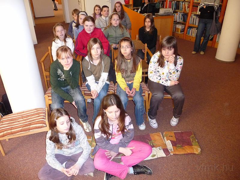 040_Kek_vonal_1.jpg - Biztonsági övvel az infosztrádán - Filmvetítésre várva