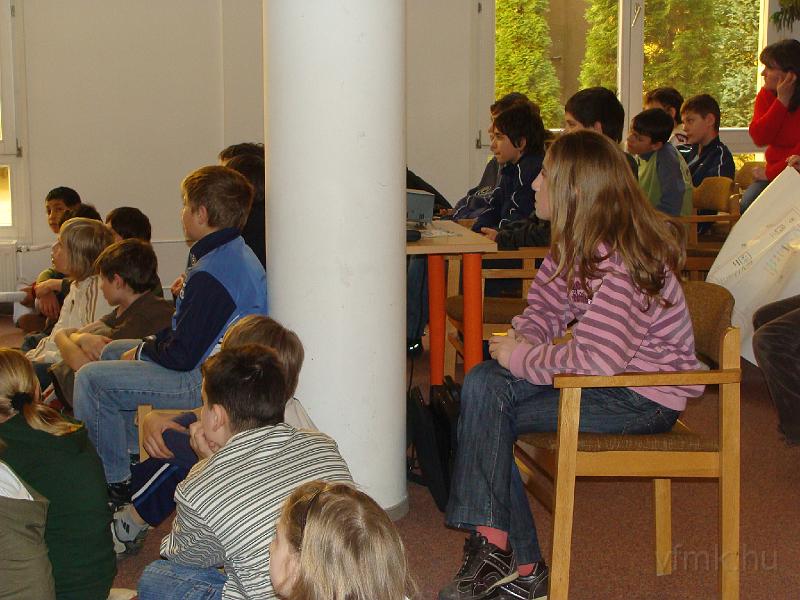 063_Kek_vonal_1.jpg - Biztonsági övvel az infosztrádán - filmvetítés a Gyermekkönyvtárban