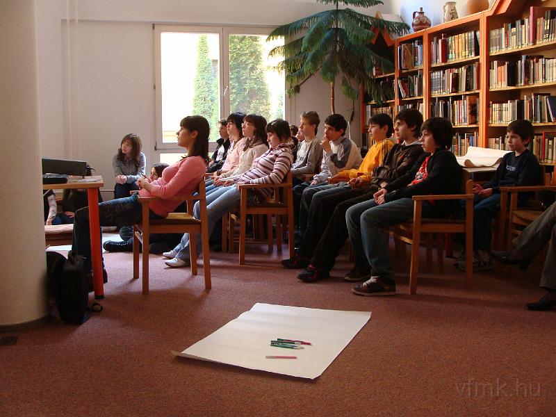 064_Kek_vonal_2.jpg - Biztonsági övvel az infosztrádán - filmvetítés a Gyermekkönyvtárban