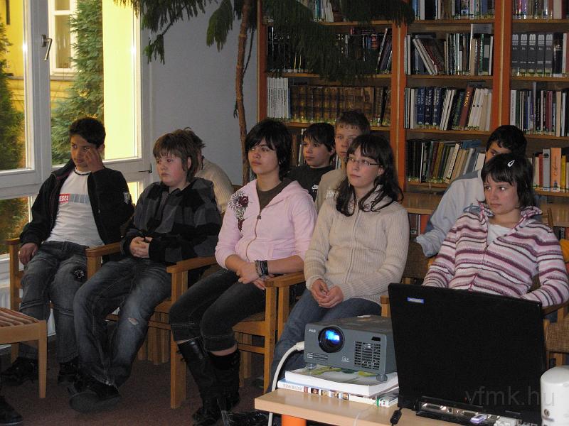 064b_Kek_vonal_2.JPG - Biztonsági övvel az infosztrádán - filmvetítés a Gyermekkönyvtárban