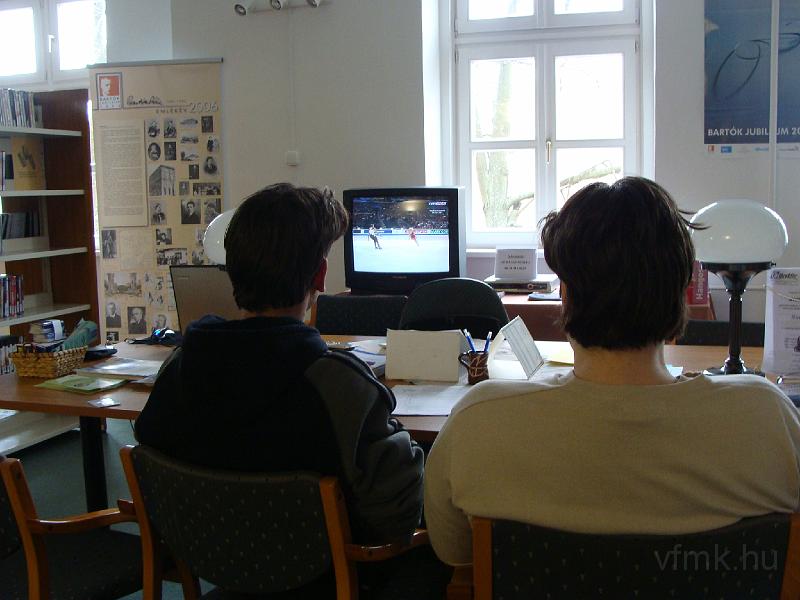 081_IP_teve.jpg - IP tévézünk míg a netre várunk