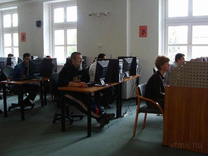 086_Akcio.jpg - Akció a könyvtárban! - Mindenki netezik.