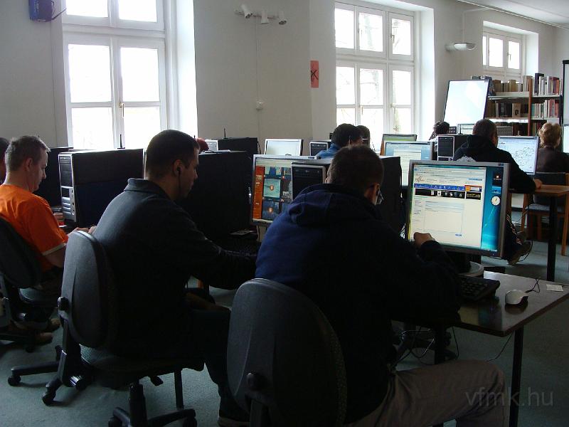 087_Akcio.jpg - Akció a könyvtárban! - Mindenki netezik.