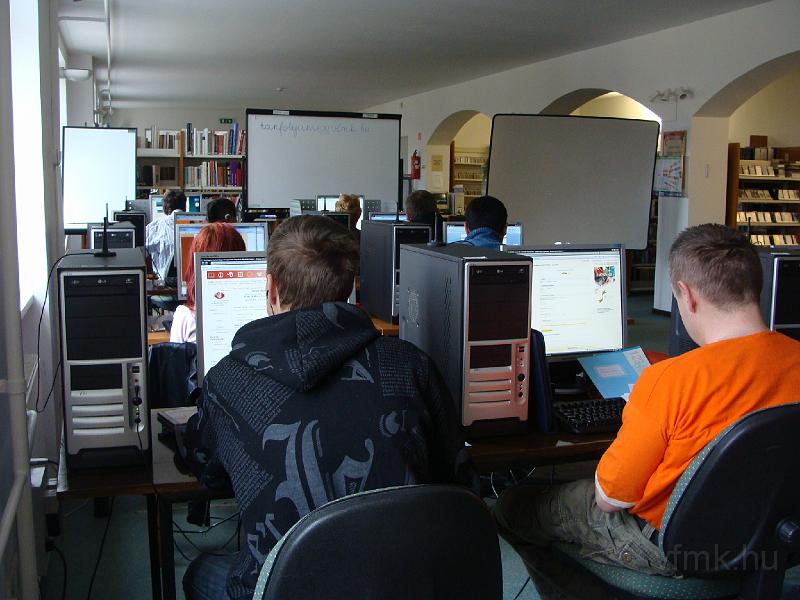 088_Akcio.jpg - Akció a könyvtárban! - Mindenki netezik.