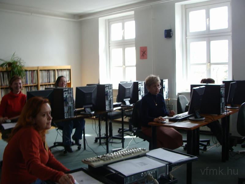 113_Tanfolyam_3.jpg - Az e-állampolgár ügyeivel ismerkedünk.