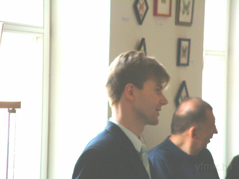 001.JPG - Kis Krisztián Bálint TÜKÖR írás/kép című antik könyv és lepke festménykiállításának megnyitója a Verseghy Ferenc Megyei Könyvtárban  2009. április 23-án.