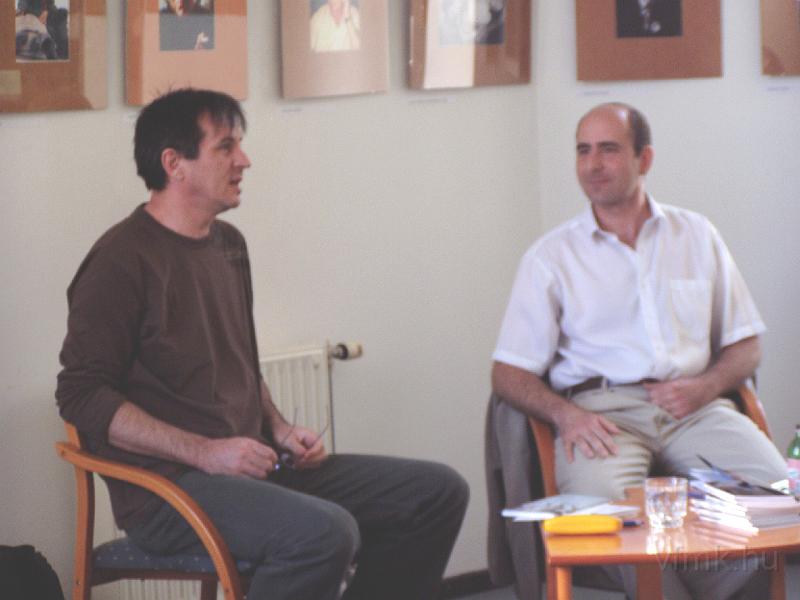 uk004.JPG - A szerzővel Jenei Gyula, az Eső című irodalmi folyóirat főszerkesztője beszélgetett.