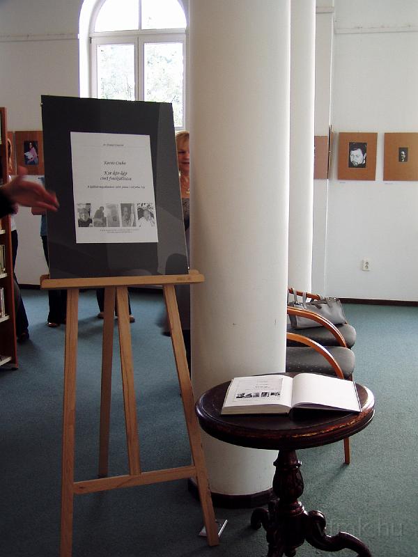 kcs01.JPG - Kocsis Csaba Kor-kör-kép című fotókiállítása 2009. június 5-től július 3-ig a Művészeti Szalonban látható. A tárlat anyaga a kortásr irodalmi élet alakjait mutatja be, közöttük a megyében élő alkotókat is.