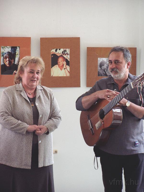 kcs02.JPG - Bertalanné Kovács Piroska, a megyei könyvtár igazgatónője köszöntötte az alkotót, Kocsis Csabát.