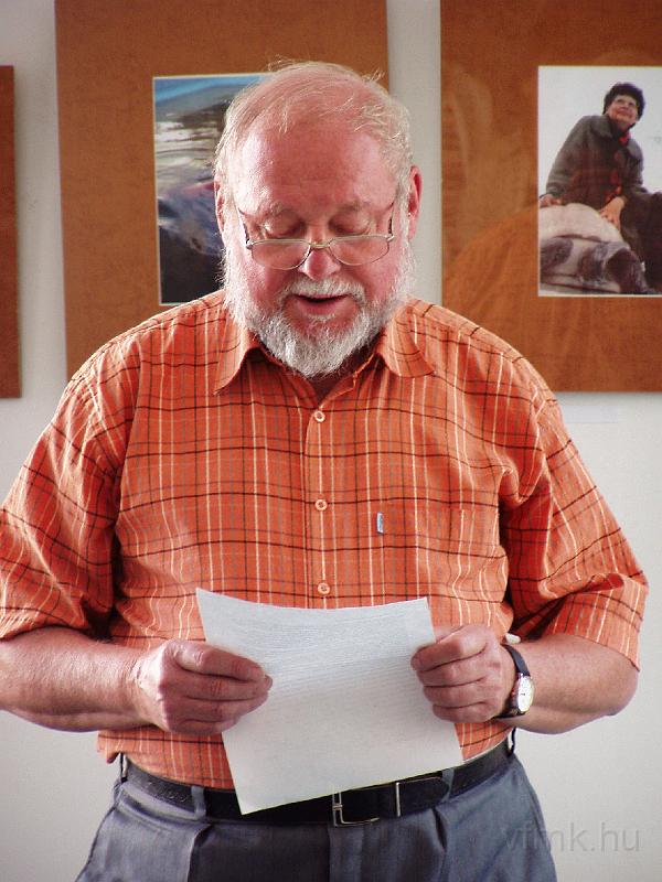 kcs04.JPG - Szenti Ernő költő nyitotta meg a tárlatot.