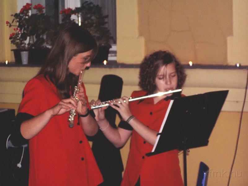 006.JPG - Fuvolán közreműködött Varga Valentina és Szeifert Orsolya, a Bartók Béla Zeneiskola növendékei