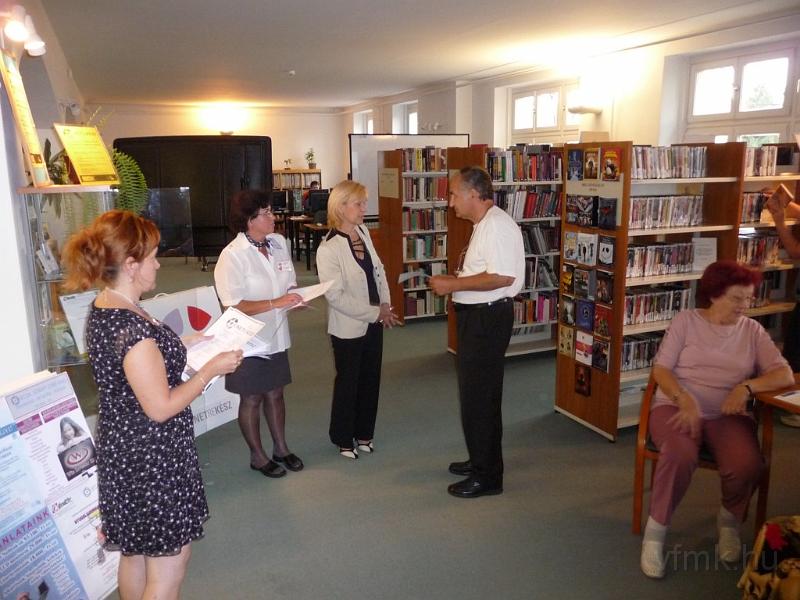 036.jpg - A Jász-Nagykun-Szolnok Megyei Európai Információs Pont vezetője, Dankóné Szabó Edit adta át a felajánlott díjat a nyertes játékosnak.