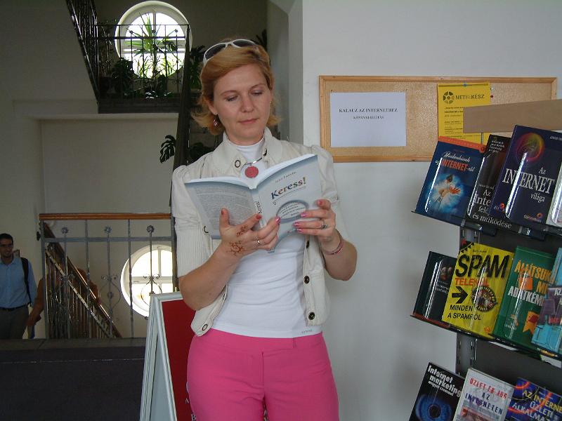 046.JPG - Kalauz az internethez. Könyvkiállítás az Internet szakirodalmából a 2. emeleten