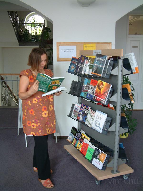 047.JPG - Kalauz az internethez. Könyvkiállítás az Internet szakirodalmából a 2. emeleten