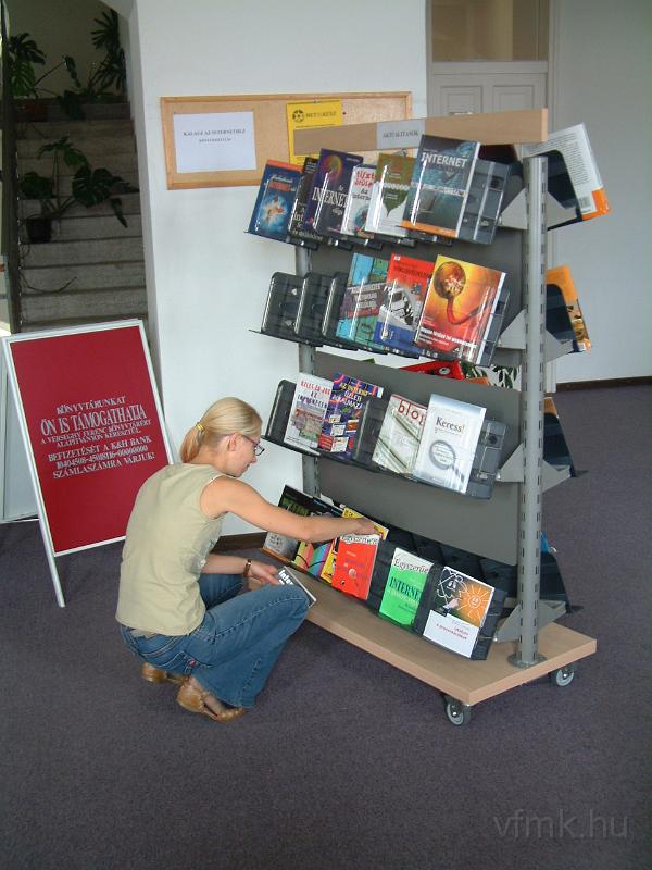048.JPG - Kalauz az internethez. Könyvkiállítás az Internet szakirodalmából a 2. emeleten