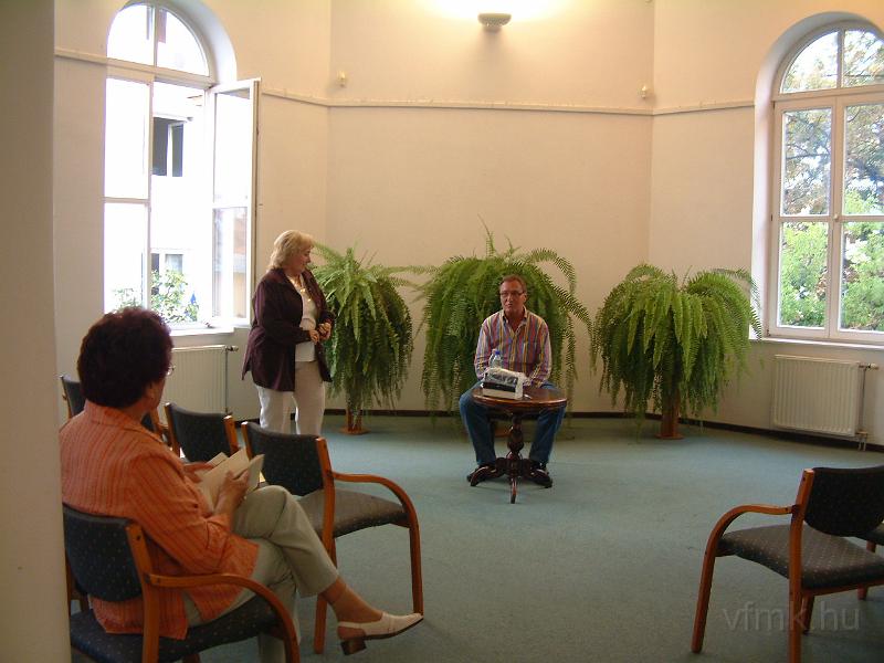 2009_09_15_01.JPG - Böszörményi Zoltán írót Bertalanné Kovács Piroska köszöntötte